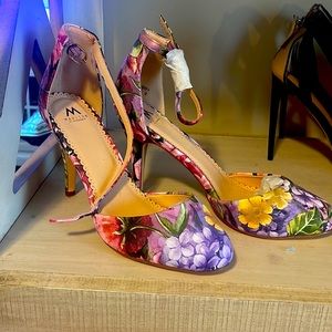 Women’s shoe Heel multi-floral color size 9 (like new)